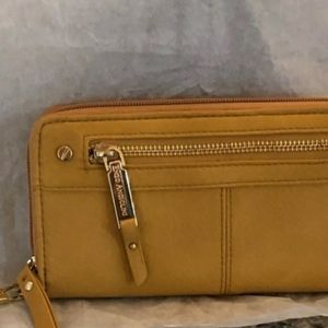 Anzo Angiolini Wristlet